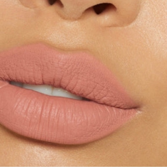 Kylie Jenner matte liquid lipstick 820 - Picture 4 of 5